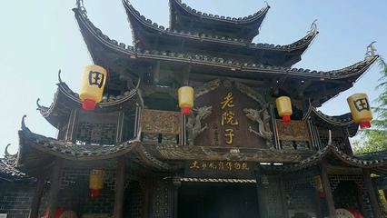 【恋上湘西】张家界森林公园(袁家界、杨家界、金鞭溪)、天门山(玻璃栈道)、张家界老院子、湘西苗寨、凤凰古城直飞五日游行
